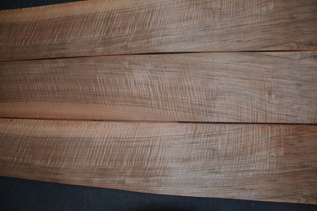 French Walnut Veneer moir&eacute; 273 x 24-26 cm | 0.8mm | 0,6825m&sup2;