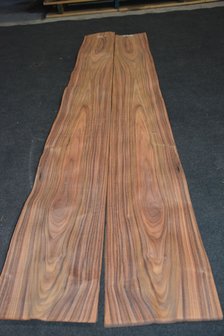 Santos Rosewood Veneer 213 x 24-27 cm | 0.6 mm | 0,543m&sup2;