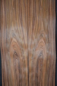 Santos Rosewood Veneer 213 x 24-27 cm | 0.6 mm | 0,543m&sup2;