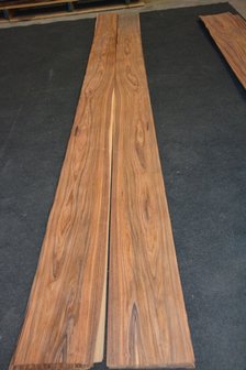 Santos Rosewood Veneer 298 x 19 cm | 0.6 mm | 0,5662m&sup2;