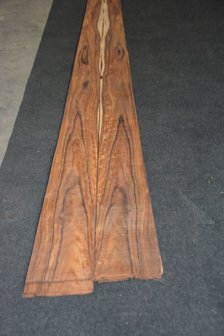 Santos Rosewood Veneer 216 x 9-13 cm | 0.6 mm | 0,2376m&sup2;