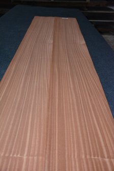 Sapelli Mahogany Veneer 221 x 25-28 cm | 0.6mm | 0,586m&sup2;