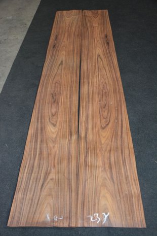 Santos Rosewood Veneer 216 x 27 cm | 0.6 mm | 0,5832m²
