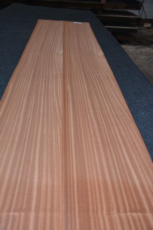 Sapelli Mahogany Veneer 221 x 24-26 cm | 0.6mm | 0,553m²