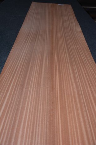 Sapelli Mahogany Veneer 221 x 25-28 cm | 0.6mm | 0,586m²