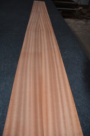 Sipo Mahogany Veneer 225 x 10-11 cm | 0.6mm | 0,261m²